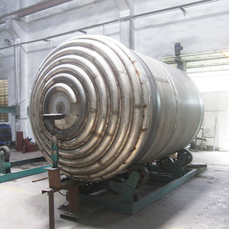 Reaction kettle with external pipe